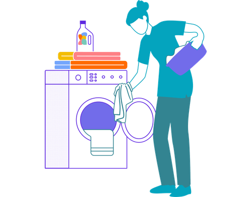 Person, die eine Waschmaschine mit Kleidung befüllt