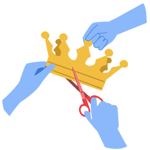 Zwei Hände halten eine Krone aus Pappe und eine dritte Hand hält eine Schere und schneidet in die Krone rein